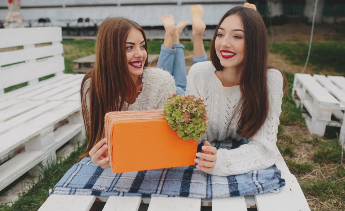 Analista financiero trabajando con modelos de valoración y gráficos de proyecciones